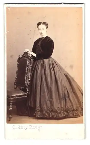 Fotografie Charles D`Hoy, Gand, Rue courte du jour 25, Portrait junge Frau im Reifrock Kleid mit Bolero