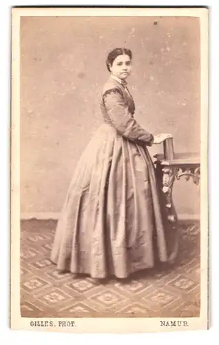 Fotografie Gilles, Namur, Rue de la Croix 4, Portrait junge Frau Leonie im hellen Kleid