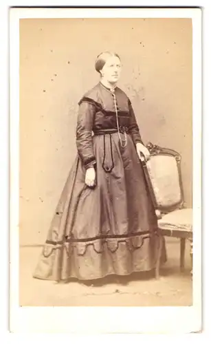 Fotografie Fotograf und Ort unbekannt, Portrait Frau im Biedermeierkleid mit Halskette