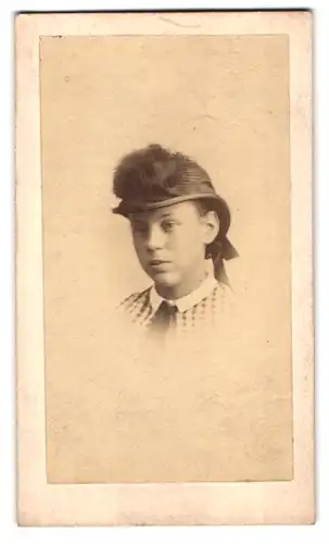 Fotografie Fotograf und Ort unbekannt, Portrait junge Frau im karierten Kleid mit schickem Hut