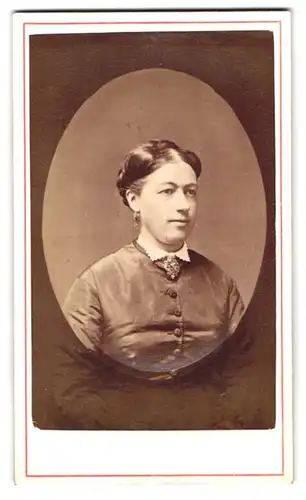 Fotografie Fotograf und Ort unbekannt, Portrait Dame im Biedermeierkleid mit Brosche