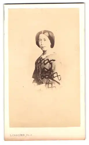 Fotografie L. Carlier, Mons, Rue de Nimy 26, Portrait Dame im karierten bestickten Kleid mit Halskette