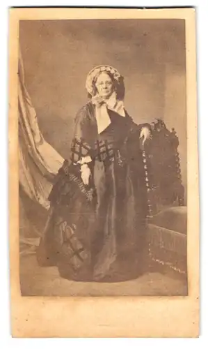 Fotografie Franck, Paris, Place de la Bourse 9, Portrait alte Frau im Biedermeierkleid mit Haube