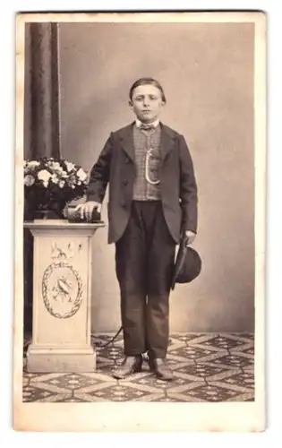 Fotografie Viane, Besancon, Grande Rue 49, Portrait junger Knabe im Anzug mit karierter Weste und Hut