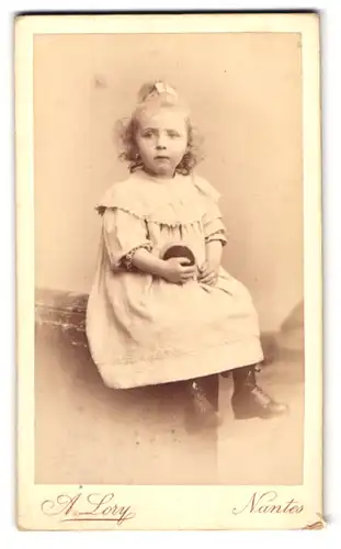 Fotografie A. Lory, Nantes, Rue Crebillon 8, Portrait kleines Mädchen im hellen Kleid mit Locken