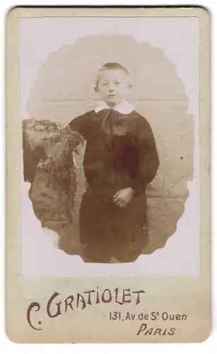 Fotografie C. Gratiolet, Paris, Av. de St. Ouen 131, Portrait kleiner Junge hällt stolz einen arabischen Teppich hoch