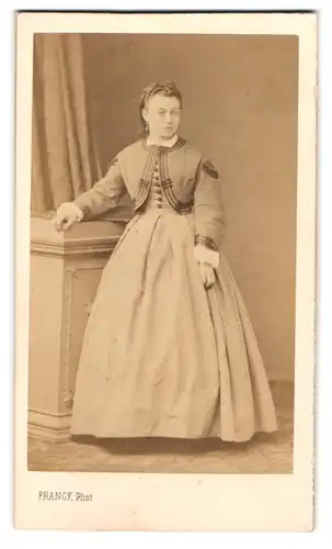 Fotografie Franck, Paris, Rue Vivienne 18, Portrait junge Frau im hellen Kleid mit Bolero