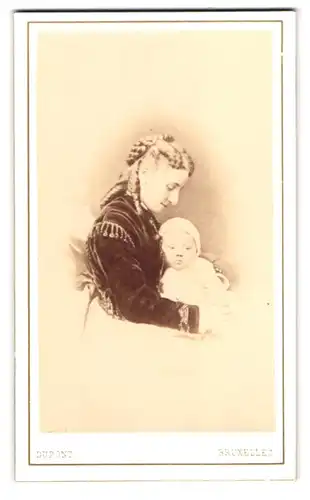 Fotografie Dupont, Bruxelles, Rue Neuve 67, Portrait stolze Mutter mit ihren Kleinkind, Locken