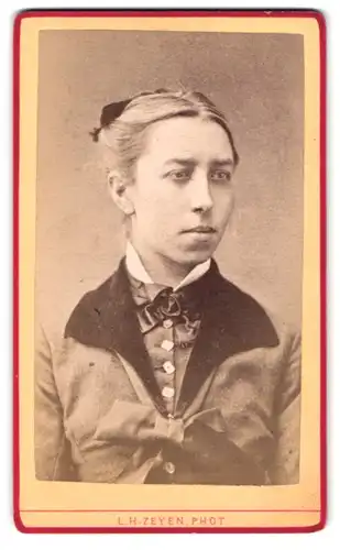 Fotografie L. H. Zeyen, Liege, Place S. Jean I, Portrait junge Frau Cecile Putzeys im Kleid mit Schleife