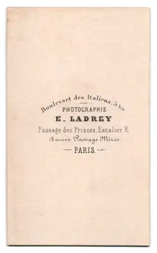 Fotografie E. Ladrey, Paris, Passage des Princes Escalier E, Portrait Dame im Kleid mit Perlenkette