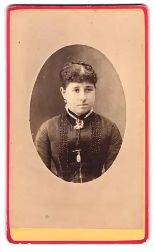 Fotografie Fotograf und Ort unbekannt, Portrait junge Frau im Biedermeierkleid mit Kette und Locken