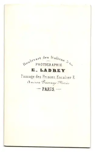 Fotografie E. Ladrey, Paris, Passage des Princes Escalier, Portrait junge Frau im Kleid mit verträumten Blick