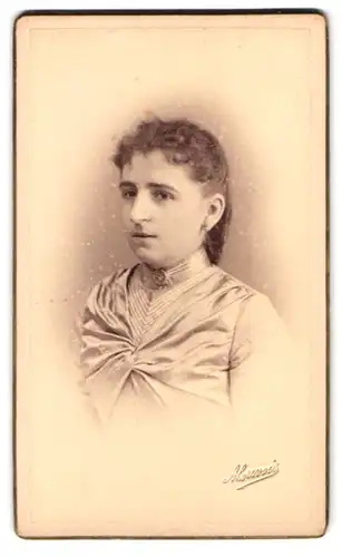 Fotografie A. Louvois, Lez-Bruxelles, Chaussee de Louvain 51, Portrait junge Frau im seidenen Kleid mit Locken