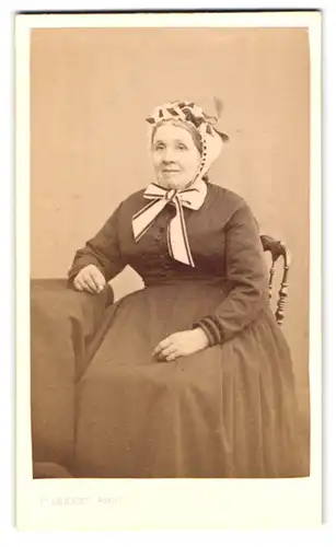 Fotografie C. Lebert, Paris, Rue de Sevres 21, Portrait alte Frau im Biedermeierkleid mit Haube und Schleife
