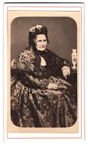 Fotografie Fotograf und Ort unbekannt, Portrait alte Frau im seidenen Kleid mit Haube