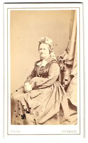 Fotografie Dupont, Bruxelles, Rue Neuve 67, Portrait ältere Dame Kleid mit Kopfschmuck und Halskette