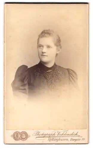 Fotografie Vahlendick, Kellinghusen, Bergstr. 10, Portrait junge Frau im bestickten Kleid mit Locken