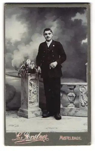 Fotografie B. Forstner, Mistelbach, Wiedenstr. 6, Portrait Herr im Anzug mit Zigarette posiert im Atelier