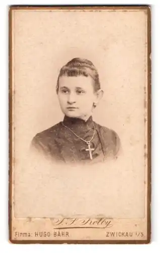 Fotografie Hugo Bähr, Zwickau i. S., Kaiser Wilhelm platz 31, Portrait junge Frau im Kleid mit Kreuzkette um den Hals