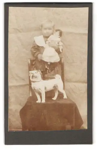 Fotografie Fotograf und Ort unbekannt, Portrait Kleinkind mit Puppe und Hunde Figur im Atellier