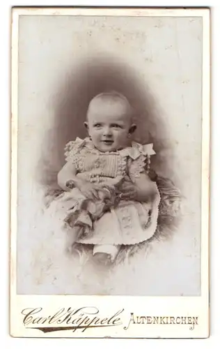 Fotografie Carl Käppele, Altenkirchen, Portrait Kleinkind im hellen Kleid mit Schleife