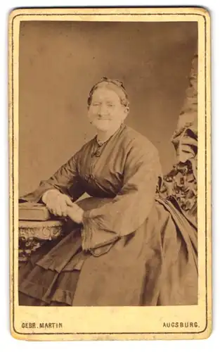 Fotografie Gebr. Martin, Augsburg, Bahnhofstr. 22, Portrait ältere Dame im Biedermeierkleid mit Haarschleife