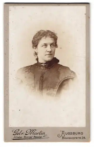 Fotografie Gebr. Martin, Augsburg, Bahnhofstr. 24, Portrait Dame im Biedermeierkleid mit Locken