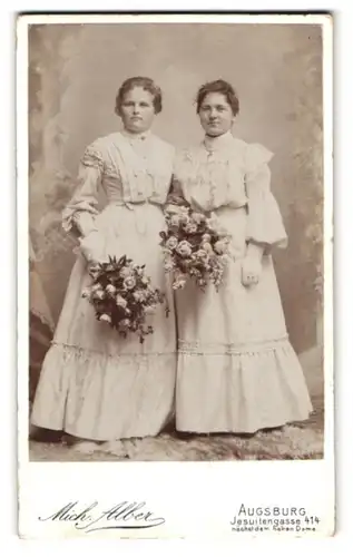 Fotografie Mich. Alber, Augsburg, Jesuitengasse 414, Portrait zwei Damen in weissen Kleidern mit Rosen in den Hand