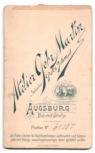 Fotografie Geb. Martin, Augsburg, Bahnhofstr., Portrait junger Mann im Anzug mit Zigarre