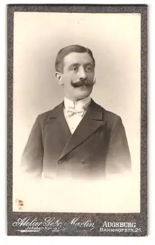 Fotografie Gebr. Martin, Augsburg, Bahnhofstr. 24, Portrait Herr im Anzug mit weisser Fliege und Moustache