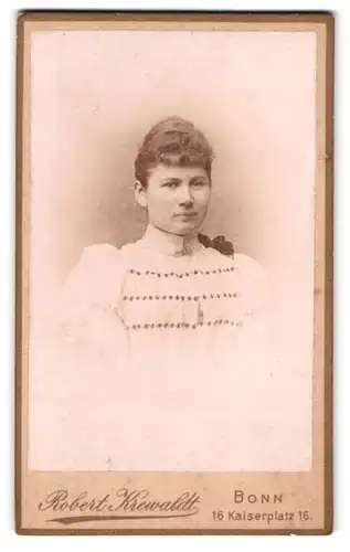 Fotografie Robert Krenvaldt, Bonn, Kaiserplatz 16, Portrait Dame im gemusterten Kleid mit Locken und Puffärmeln