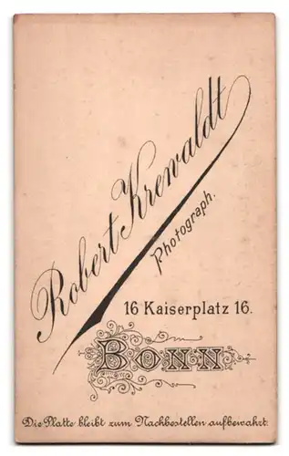 Fotografie Robert Krenvaldt, Bonn, Kaiserplatz 16, Portrait Dame im gemusterten Kleid mit Locken und Puffärmeln