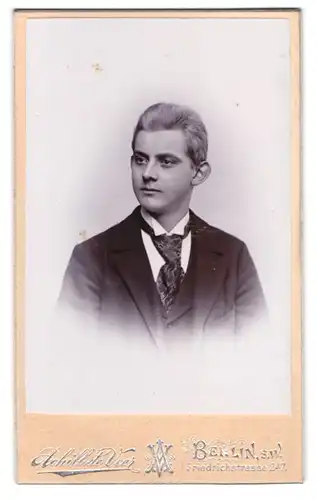 Fotografie Achill de Veer, Berlin, Friedrichstr. 247, Portrait Mann im Anzug mit gemustertem Schlips