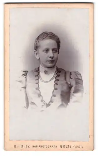 Fotografie H. Fritz, Greiz i. Voigtl., Weststr. 6, Portrait Dame im Kleid mit Perlenkette und Locken