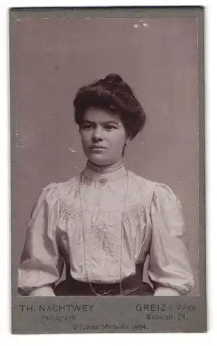 Fotografie Th. Nachtwey, Greiz i. Voigtl., Weberstr. 24, Portrait Dame in weisser Bluse mit toupierten Haaren