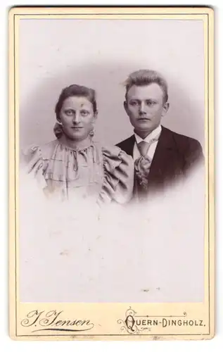 Fotografie J. Jensen, Quern-Dingholz, Portrait junges Paar im hellen Kleid und schwarzen Anzug