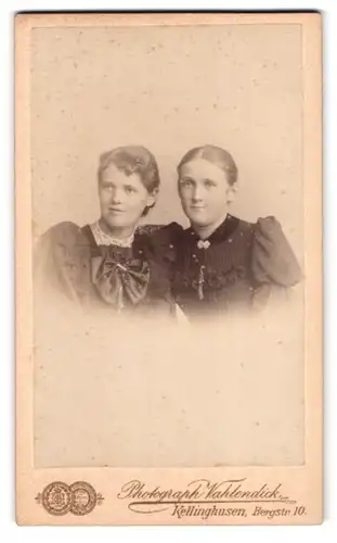 Fotografie Vahlendick, Kellinghusen, Bergstr. 10, Portrait zwei Frauen in Biedermeierkleidern mit Schleife und Puffärmel