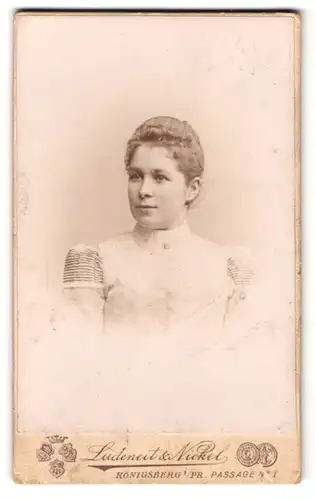 Fotografie Ludeneit & Nickel, Königsberg i. Pr., Passage 1, Portrait Dame in weissen Kleid mit Locken