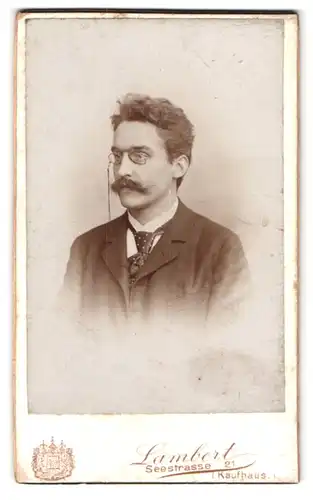 Fotografie Lambert, Dresden, Seestrasse 21, Portrait Herr im Anzug mit Pünktchenkrawatte und Zwicker Brille, Walrossbart