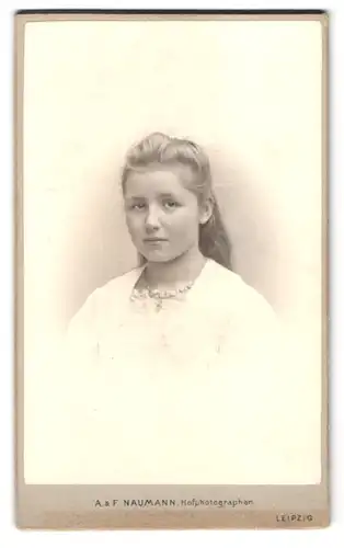 Fotografie A. & F. Naumann, Leipzig, Dorotheenstr. 6, Portrait Mädchen im weissen Kleid mit Halskette