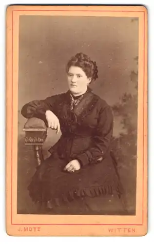 Fotografie J. Motz, Witten, Bahnhofstr., Portrait Dame im schwarzen kleid mit Locken