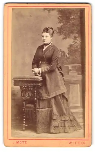 Fotografie J. Motz, Witten, Bahnhofstr., Portrait junge Frau im Biedermeierkleid mit Halsband