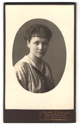 Fotografie Hermann Ziegler, Gaggenau, am Bahnhof, Portrait junge Frau im Pünktchenkleid, Locken