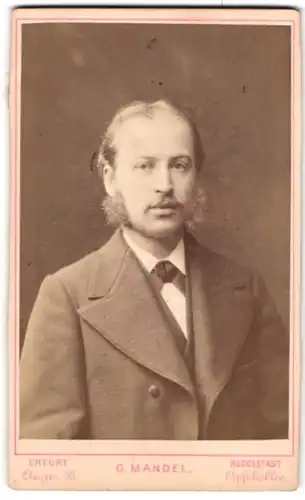 Fotografie G. Mandel, Erfurt, Anger 58, Herr im Anzug mit Fliege und Backenbart
