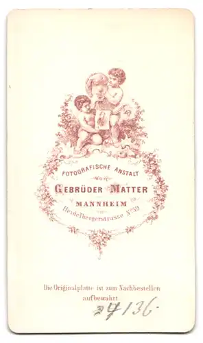 Fotografie Gebr. Matter, Mannheim, Heidelbergerstr. 59, Portrait ältere Dame im Biedermeierkleid mit Brosche, Zopf