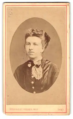 Fotografie Beernaert Freres, Gand, Rue de la Vigne, Portrait Frau im Kleid mit Ohrringen und Haarschleife