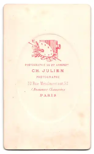Fotografie Ch. Julien, Paris, Rue Menilmontant 32, Portrait Dame im Biedermeierkleid mit Hochsteckfrisur