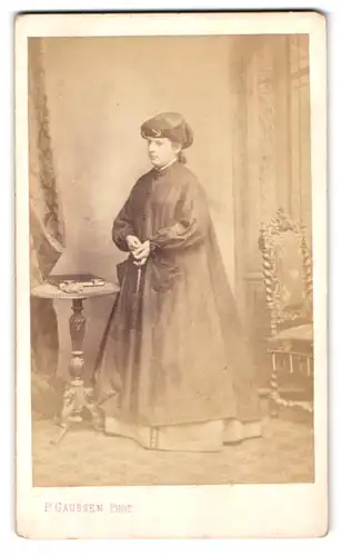 Fotografie P. Gaussen, Geneve, Portrait Frau im Regenmantel mit Hut und Regenschirm