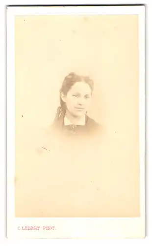 Fotografie C. Lebert, Paris, Rue de Sevres 21, Portrait Brustbild junge Frau mit Locken