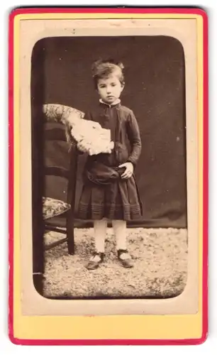 Fotografie E. Charrier, Joigny, Portrait kleines Mädchen im Kleid mit Puppe in der Hand